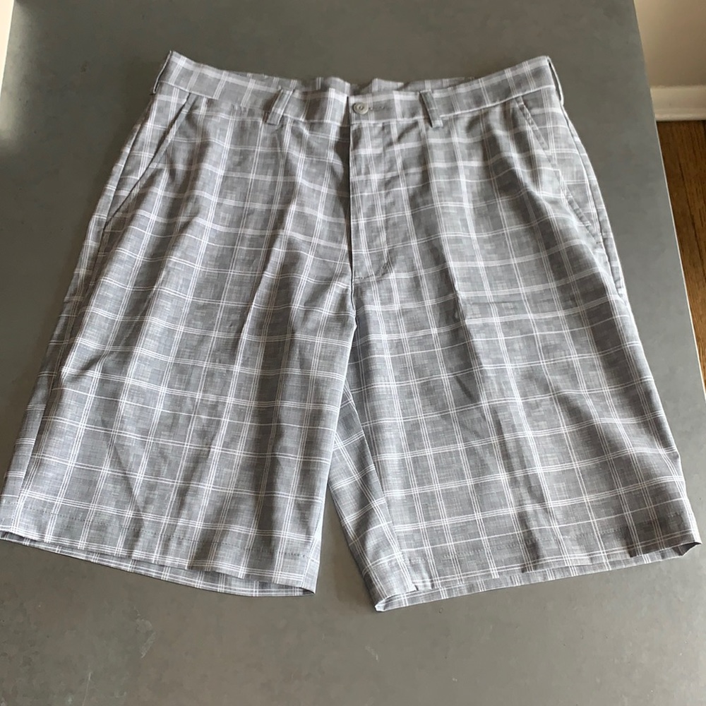 PGA Tour Men’s golf short in grey plaid